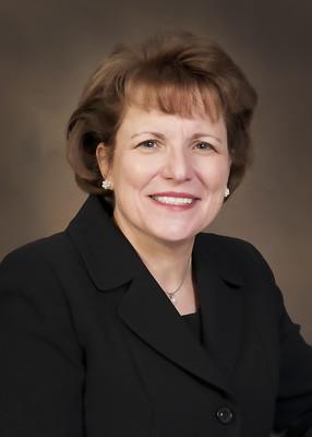 Headshot of Lynne Borden.